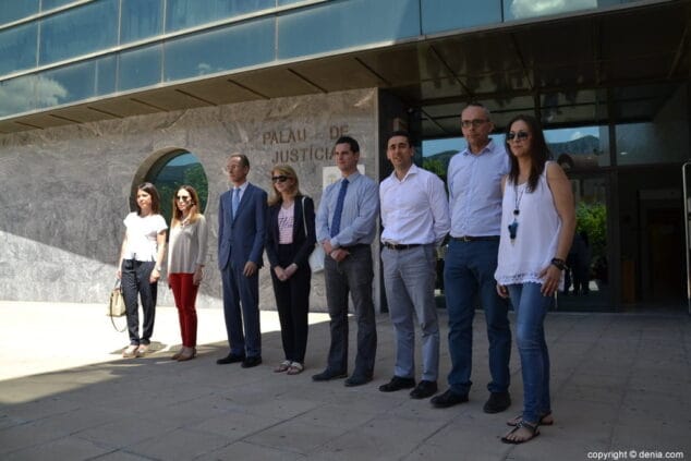 concentracion de los letrados en la puerta de los juzgados de denia