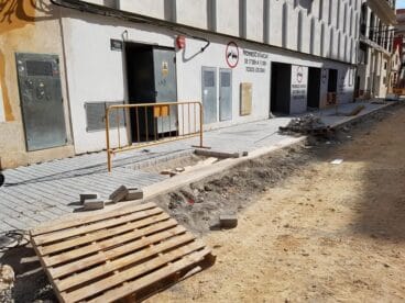 Construcción de las aceras en la calle Colón