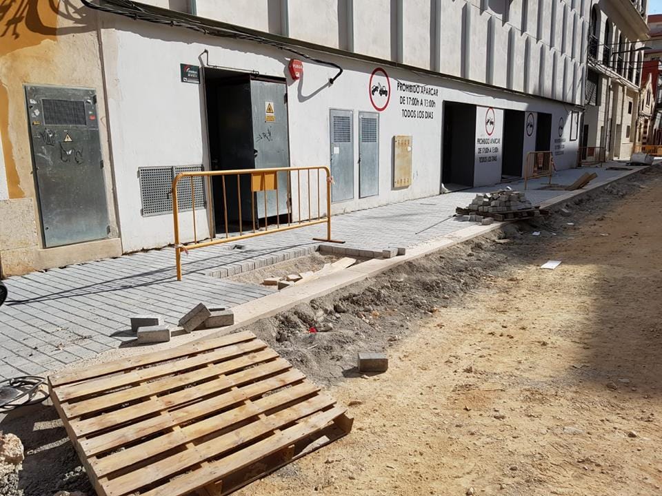 construccion de las aceras en la calle colon