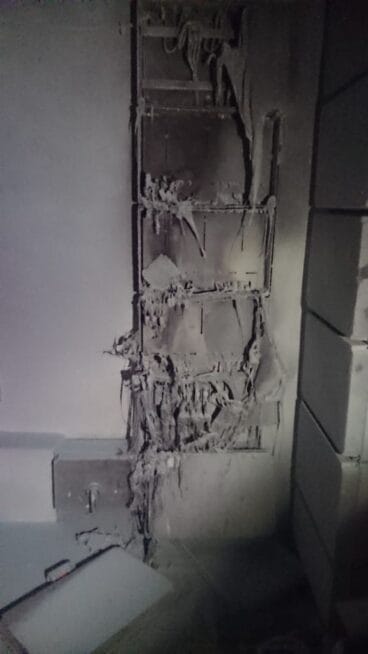 Contadores incendiados en un edificio de Dënia