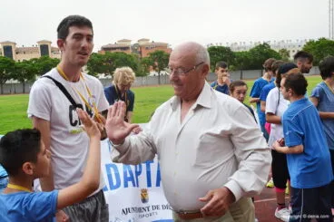 Crespo coloncando las medallas
