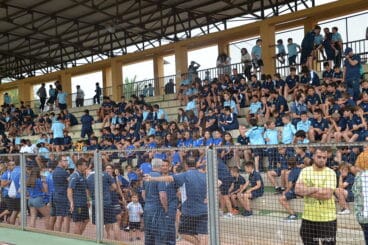 Deportistas esperando el desfile