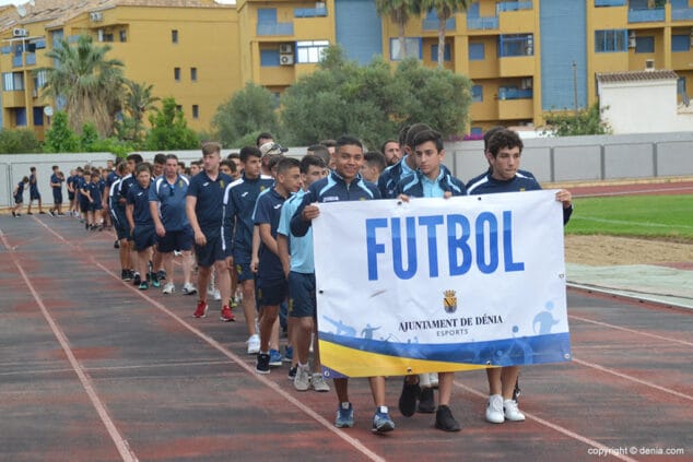 desfile de la escuela de futbol