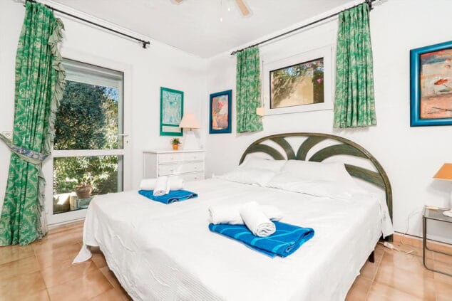dormitorio amplio casa louisa aguila rent a villa