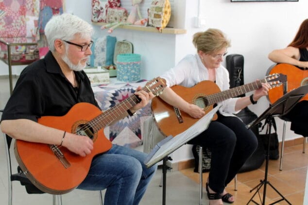 Llunàtics y Dinàmics exponen sus trabajos de fin de curso en Dénia 3 el taller de guitarra amenizo la exposicion