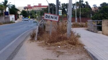 entrada a denia por les marines