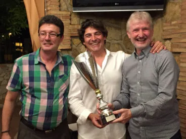 entrega trofeo al campeon de copa