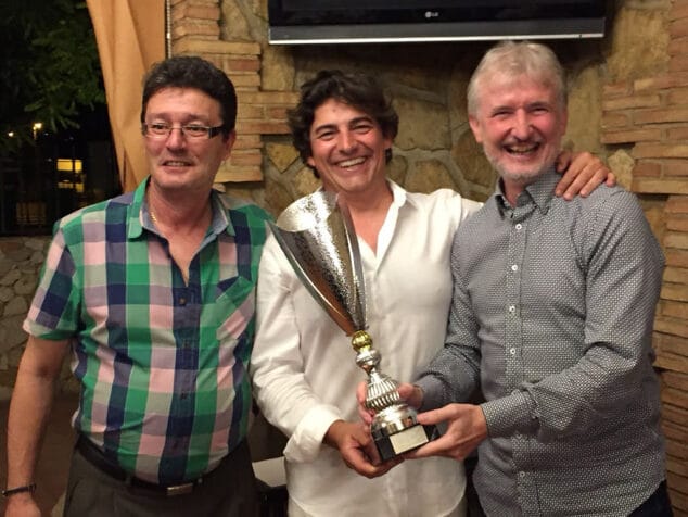 La UD Oliva se llevó el Trofeo de Copa al ganar al Racó del Bacó en la tanda de penalties 8 entrega trofeo al campeon de copa