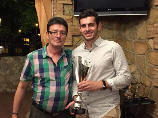 La UD Oliva se llevó el Trofeo de Copa al ganar al Racó del Bacó en la tanda de penalties 4 entrega trofeo al subcampeon de copa
