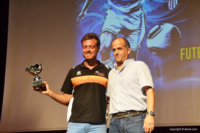 Entrenador del P Stilos Ráfol con el trofeo de Subcampeón de Copa