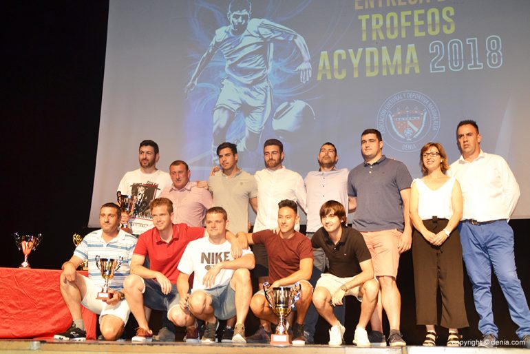 Equipos de Il Fratelli, La Xara Futsal y Baleària con sus trofeos