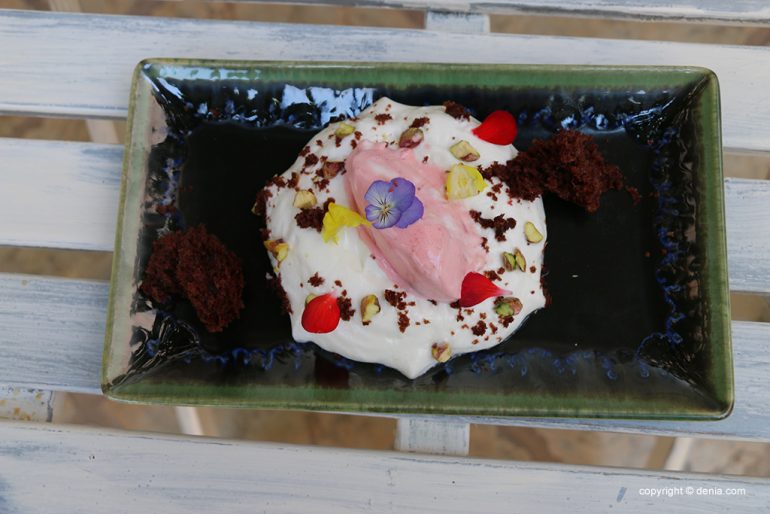 Espuma-de-yogur-streussel-de-pistacho-y-sorbete-frambuesa-Origens-Restaurant