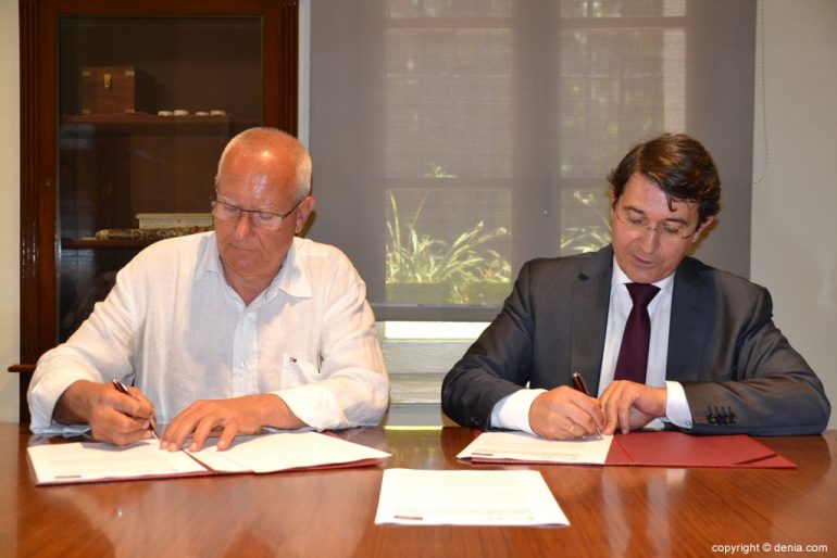 Firma del convenio entre el Ayuntamiento de Dénia y la Fundación AEPA
