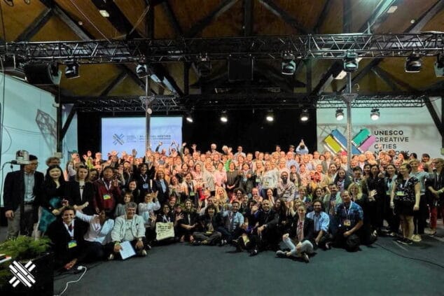 foto de familia de las delegaciones de las 180 ciudades participantes en la asamblea