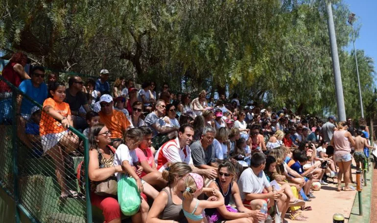Grada repleta de público en el CT Dénia