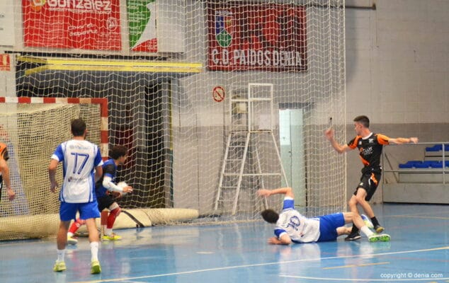 intento de batit la porteria defendida por andoni