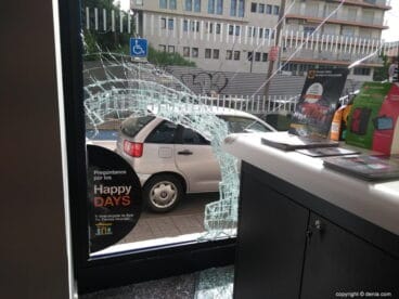 interior de la tienda de telefonia en la que han robado