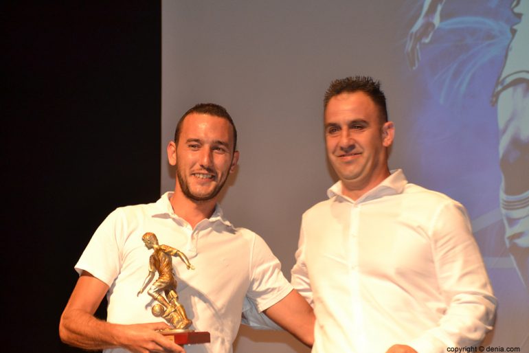 Jorge Llopis con el trofeo de máximo goleador