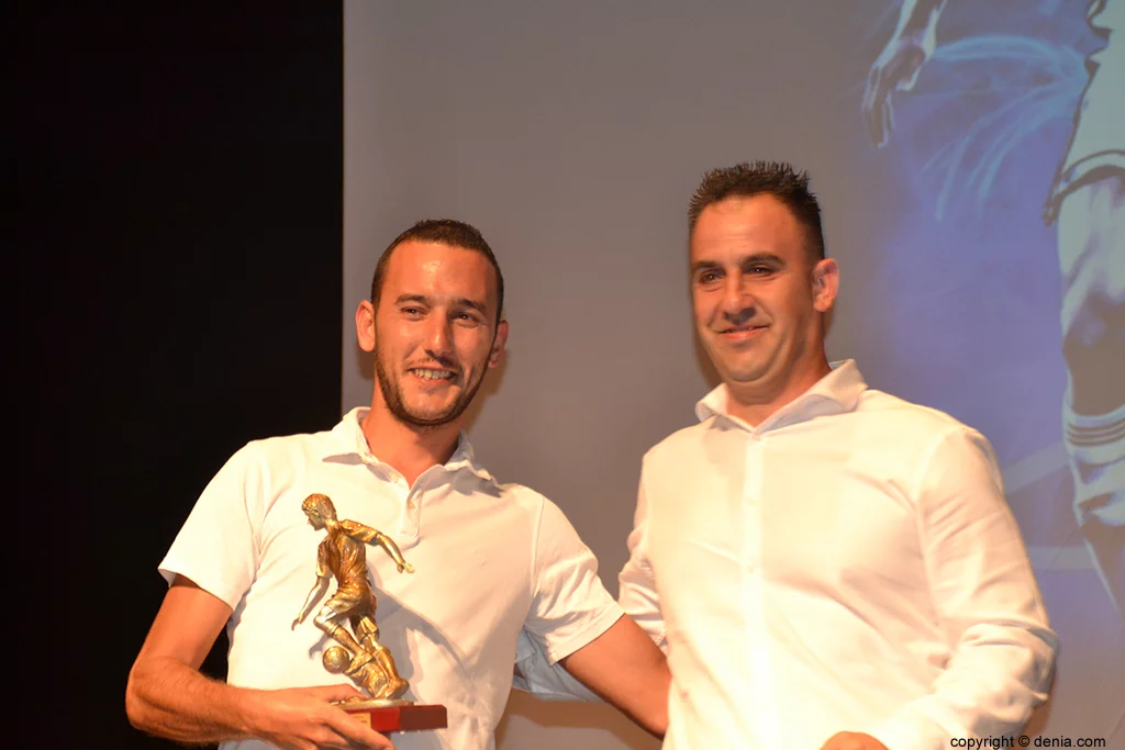 Jorge Llopis con el trofeo de máximo goleador