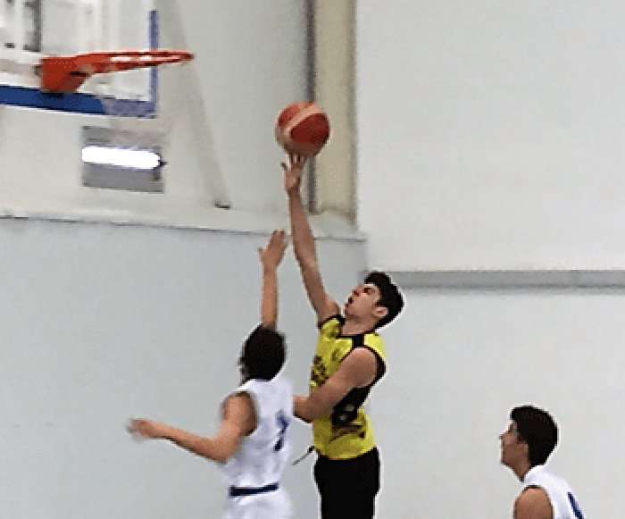 jugador cadete entrando al aro rival