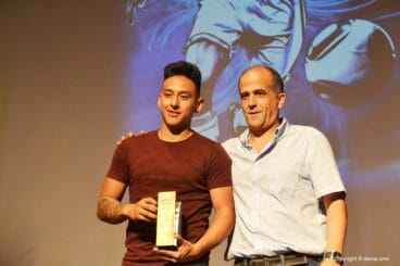 Jugador de Denigel con su trofeo