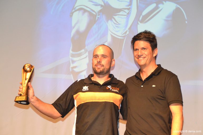 Jugador del P Stilos Ràfol recibe el trofeo al equipo más goleador