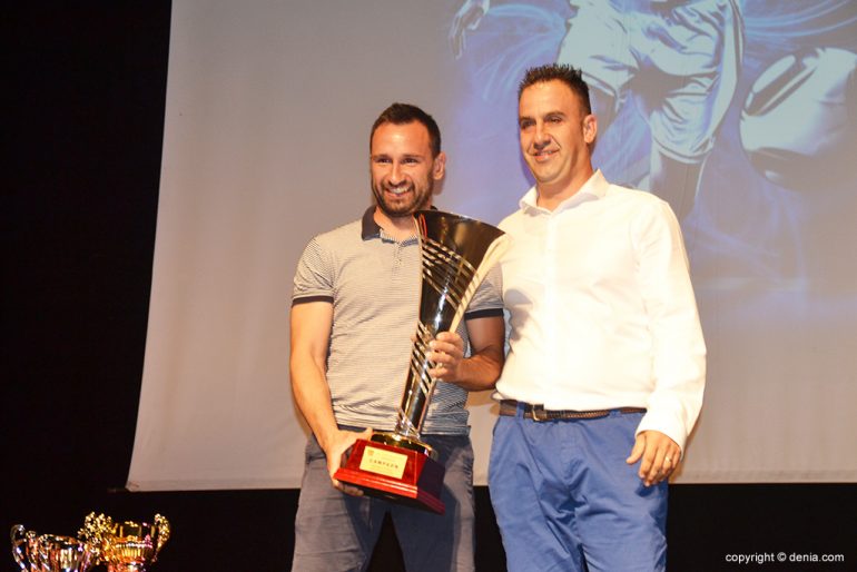 Jugador del Reale-Audífonos Romany con el trofeo al equipo campeón Liga regular Fútbol Sala