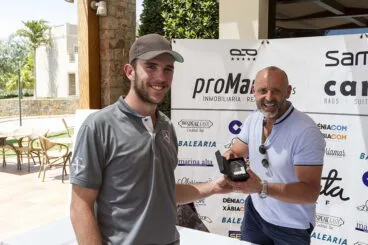 jugador recogiendo el trofeo