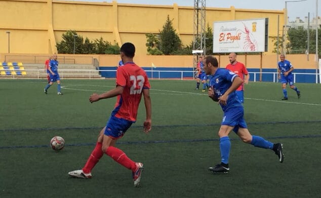 La UD Oliva se llevó el Trofeo de Copa al ganar al Racó del Bacó en la tanda de penalties 5 jugadores luchando por la pelota