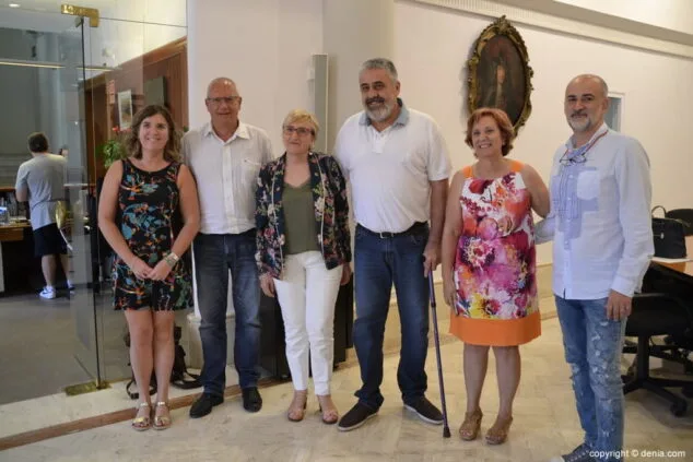 La nueva consellera de Sanidad confirma el inicio de las conversaciones para revertir el Hospital de Dénia a la gestión pública 8 la consellera ana barcelo con representantes de la xarxa dalcaldes