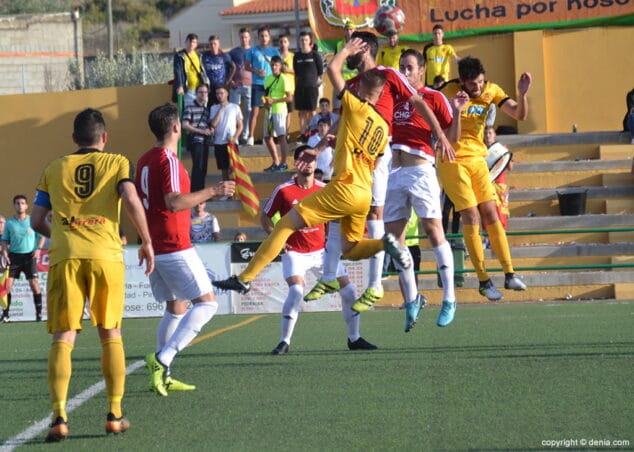 la defensa dianense despejano un balon