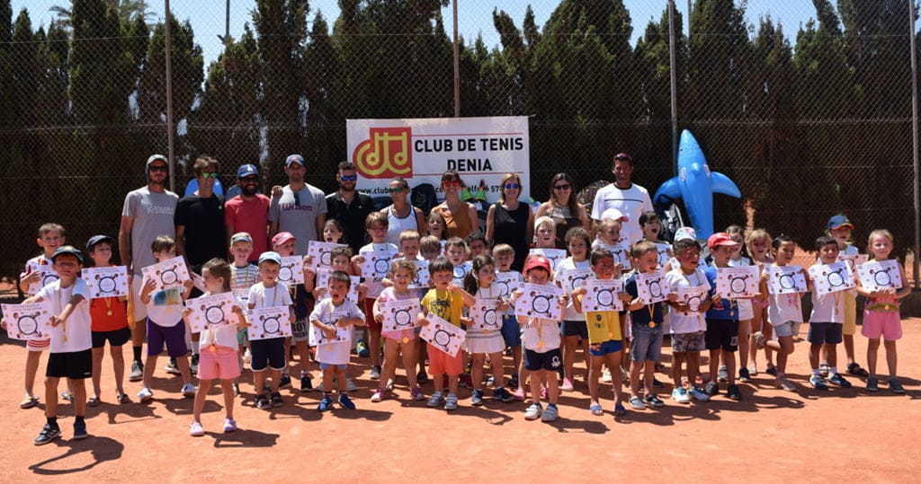los mas peques de la escuela de tenis del ct denia