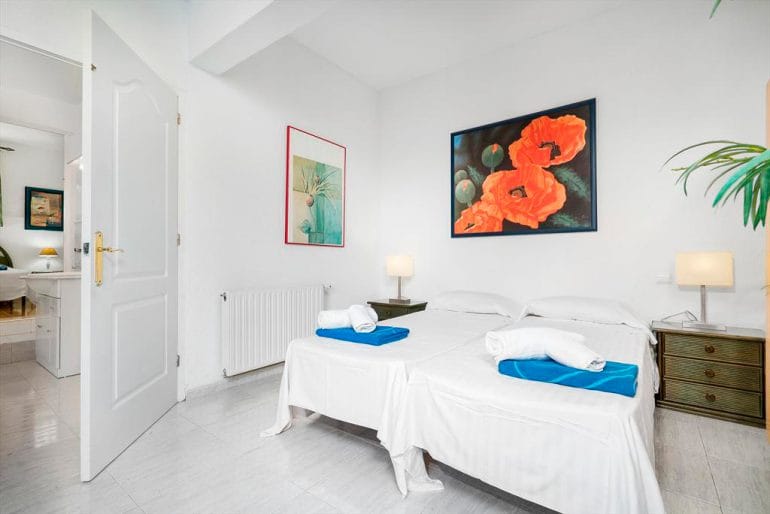 Luminosa habitación Casa Louisa Aguila Rent a Villa
