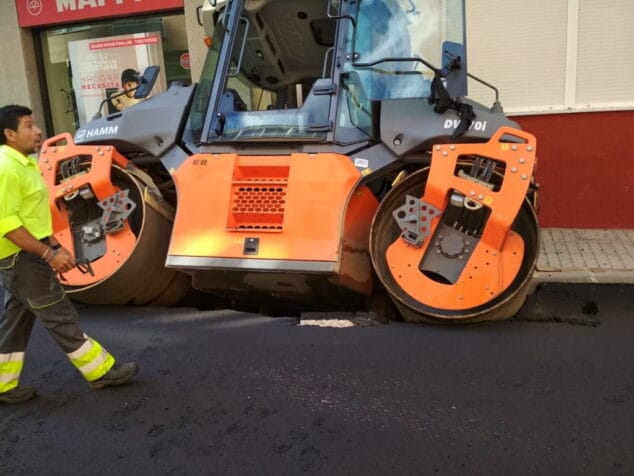 maquina de asfalto en la calle lepanto