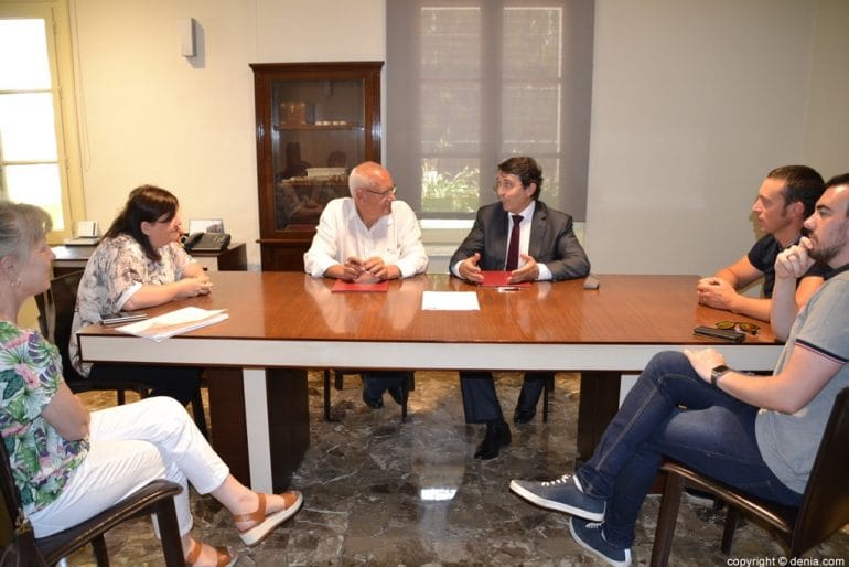 Miembros de la Fundación AEPA durante la firma del convenio