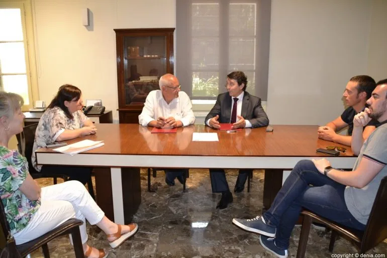 Miembros de la Fundación AEPA durante la firma del convenio