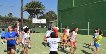 Niños jugando en el CT Dénia