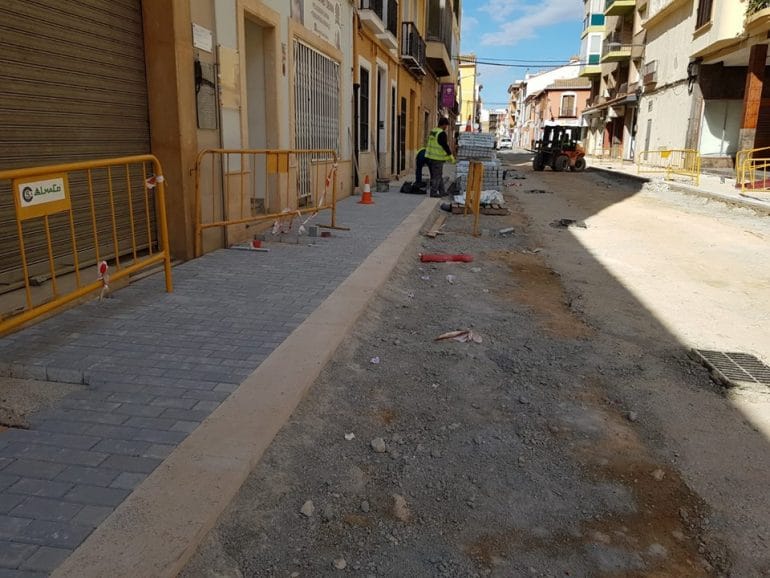 Nuevas aceras en la calle Colón de Dénia