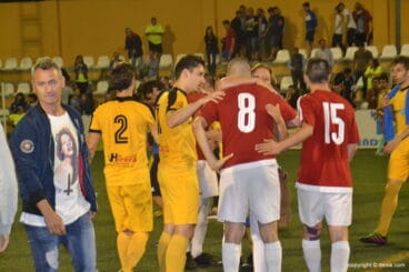 Paco consolado por sus compañeros