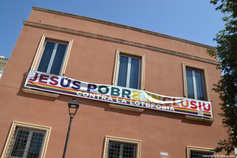 Pancarta inclusiva en el ayuntamiento de Jesús Pobre