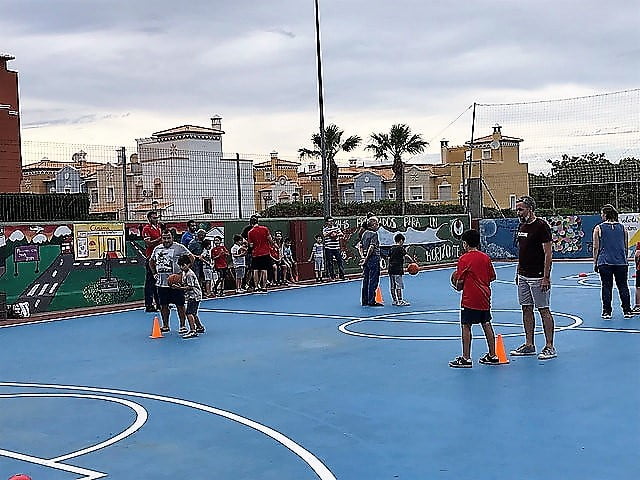 Partido de baloncesto en el colegio Paidos