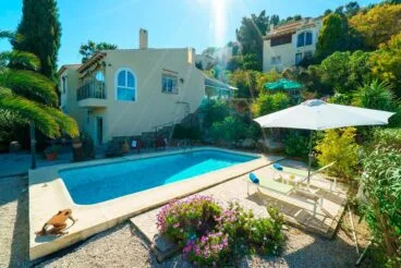 piscina y fachada louisa aguila rent a villa