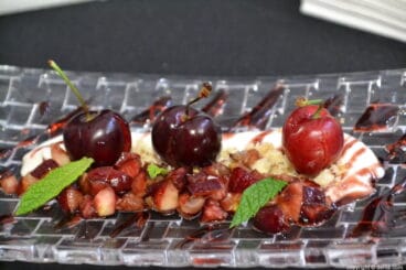 plato elaborado con cerezas