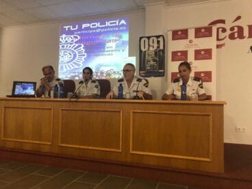 policia nacional en la jornada sobre seguridad en los comercios