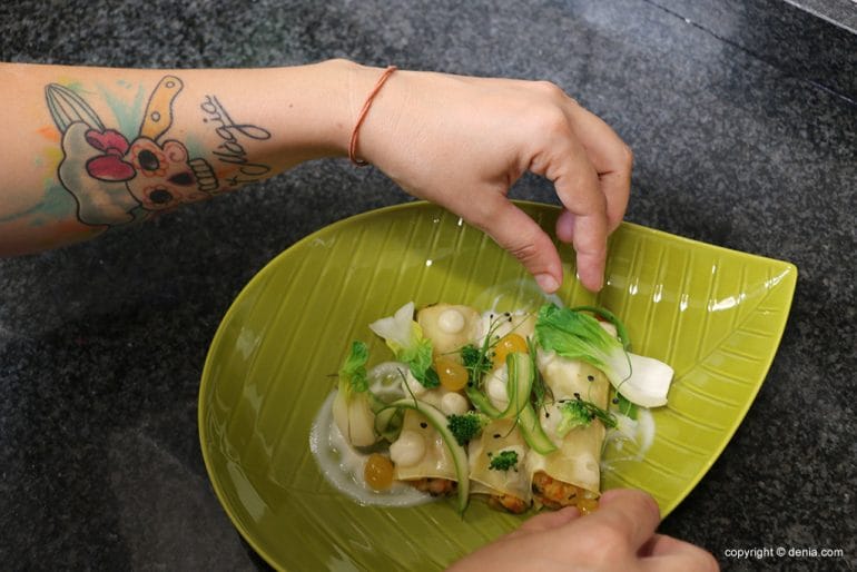 Preparando canelón de gamba y verdura con bechamel Restaurant Orígens Dénia