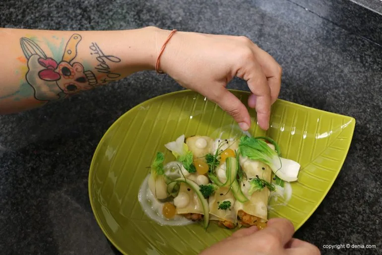 Preparando canelón de gamba y verdura con bechamel Restaurant Orígens Dénia