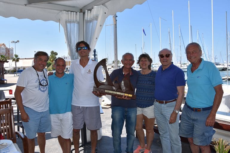 Representación del CN Jávea con el trofeo