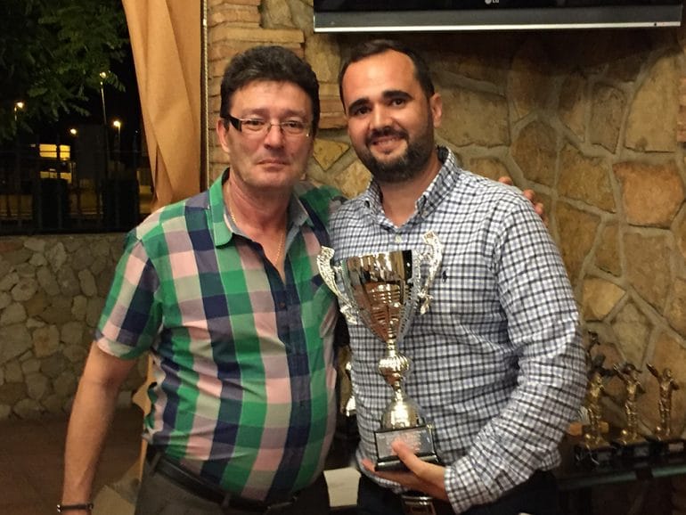 Representante Casa de la Pasta tercer clasificado liga consolación con su trofeo