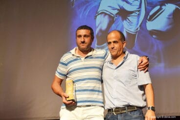 Representante del P Denipool con el trofeo