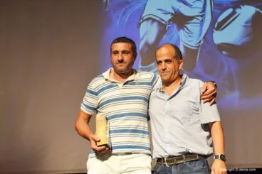 Representante del P Denipool con el trofeo